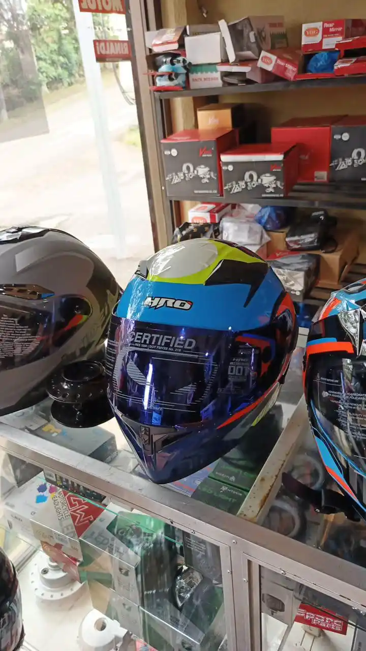 Este es un casco de moto azul marca HRO